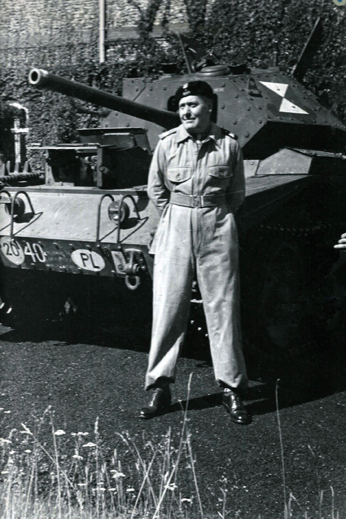 Generaal Maczeck Poseert voor een Polse Tank.